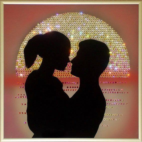 Картина Swarovski &quot;Рассвет любви&quot; R-007 Картина, выполненная вручную, представляет собой настоящее произведение искусства, которое оценят даже искушенные ценители прекрасного.
